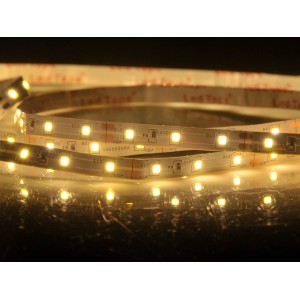 Elastyczna taśma LED z ciepłym białym światłem do akcentów atmosferycznych.