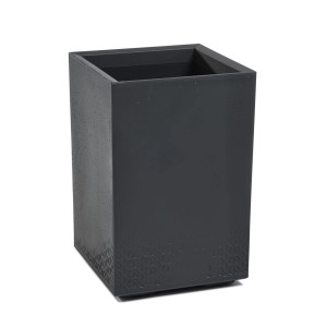 Wysoka, antracytowa donica Orbis Karo Eco Beton, 40x40x60 cm, z wzorem Karo.