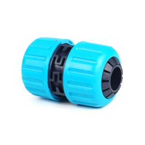 Niebieskie złącze wodne t.b.t. do węży ogrodowych.