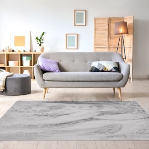 Szary, marmurkowy dywan z długim włosiem t.b.t. w salonie.