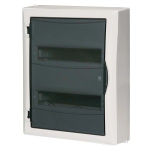 Natynkowa skrzynka rozdzielcza z szarymi drzwiami, do instalacji elektrycznych.