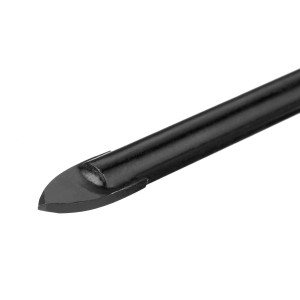 Zbliżenie czarnego wiertła do glazury.