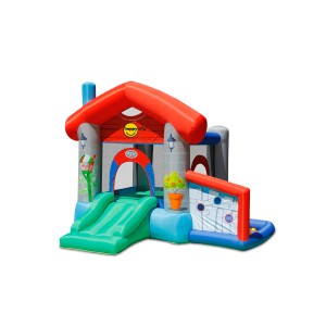 Dmuchany zamek t.b.t. dla dzieci, ze zjeżdżalnią i basenem z piłkami.