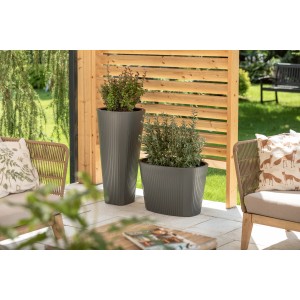 Antracytowe donice z tworzywa sztucznego Orbis Muza (80,7 cm) w ogrodzie.