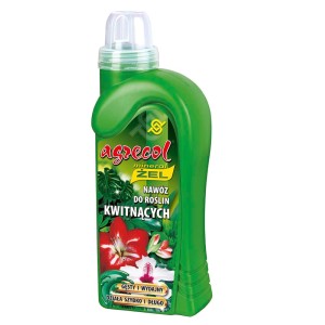 Nawóz do roślin kwitnących Agrecol w zielonej butelce.