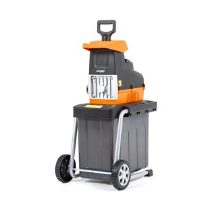 Elektryczny rozdrabniacz ogrodowy z pojemnikiem i kołami.