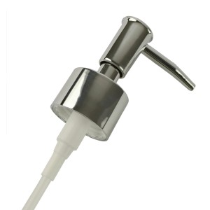 Zbliżenie chromowanego dozownika mydła, część zestawu akcesoriów łazienkowych.