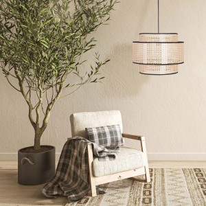Dekoracyjna lampa wisząca w salonie. Lampa rattanowa.