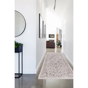Dywan z krótkim włosiem t.b.t. w korytarzu z kwiatowym wzorem.