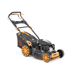 Kosiarka spalinowa z koszem, czarna obudowa i pomarańczowe akcenty.