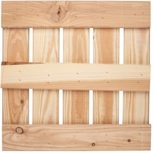 Drewniany podest z jasnego drewna, szczegółowy widok struktury drewna.