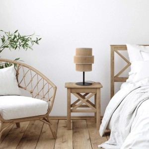 Dekoracyjna lampa stołowa t.b.t. z tkaniny na stoliku nocnym w sypialni.