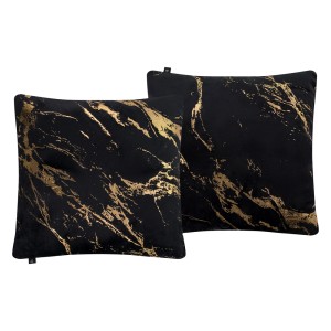 Dwie czarne poduszki t.b.t. ze złotym wzorem marmuru.