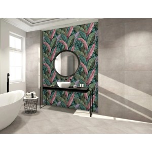 Łazienka z tapetą w tropikalne liście jako element dekoracyjny.