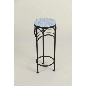 Czarny stojak na kwiaty z blatem w niebiesko-białe wzory.