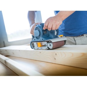 Pas szlifierski LUX Classic K120 (100x610mm) w użyciu na drewnie. Akcesoria do szlifierek taśmowych.