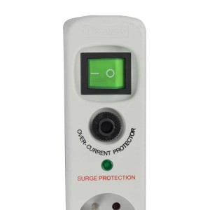 Zbliżenie białej listwy zasilającej t.b.t. z zielonym włącznikiem i zabezpieczeniem przeciwprzepięciowym.