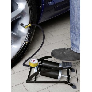 Pompka nożna CMI z podwójnym cylindrem podczas pompowania opony samochodowej.