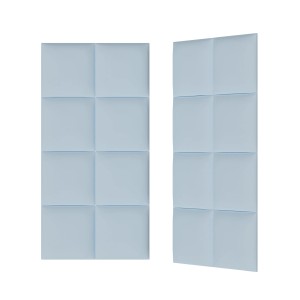 Jasnoniebieskie panele ścienne t.b.t. ze wzorem 3D w kwadraty.