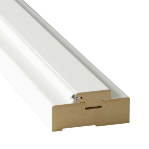 Zbliżenie białej ościeżnicy drzwiowej (t.b.t.) do drzwi wewnętrznych.