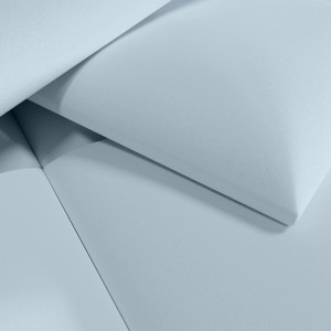 Zbliżenie jasnoniebieskich paneli ściennych t.b.t.