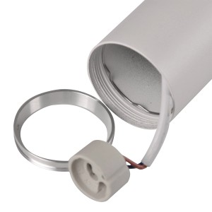 Zbliżenie białej lampy ściennej t.b.t. Kinkiety z gniazdem i pierścieniem mocującym.