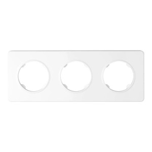 Biała ramka t.b.t. na trzy włączniki/gniazdka.