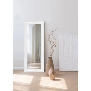 Prostokątne lustro do garderoby t.b.t. z białą ramą, stojące w pokoju.