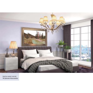 Fioletowa sypialnia z obrazem krajobrazu i żyrandolem, pomalowana farbą do ścian t.b.t.