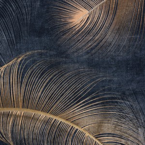 Zbliżenie dywanu z krótkim włosiem z motywem piór.