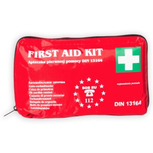 Apteczka pierwszej pomocy w czerwonym etui, zgodna z normą DIN 13164 do samochodu i podróży.