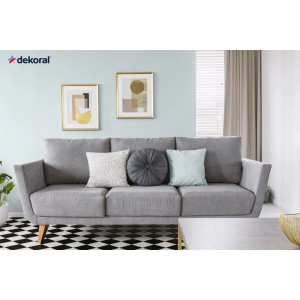 Szara sofa z poduszkami przed ścianą z abstrakcyjnymi obrazami. Kolorowe farby do ścian.