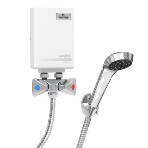 Przepływowy ogrzewacz wody z głowicą prysznicową i baterią do przygotowania ciepłej wody.