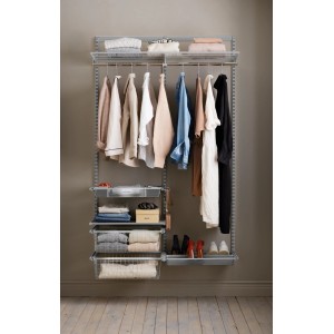 Otwarty system szafy z ubraniami, koszami i półkami do organizacji.