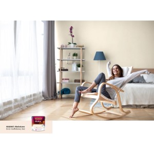 Kobieta relaksuje się w pokoju pomalowanym pastelowymi kolorami. Farba do ścian t.b.t.