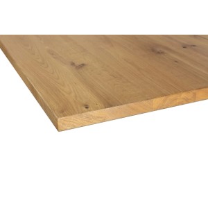 Zbliżenie jasnego, drewnianego blatu kuchennego.