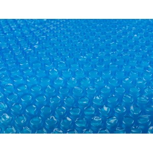 Zbliżenie niebieskiej solarnej plandeki basenowej o strukturze bąbelkowej.