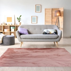 Różowy dywan shaggy t.b.t. w salonie z sofą i dekoracją.