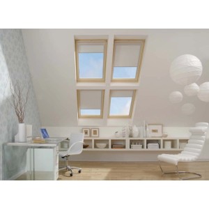 Jasne poddasze z czterema oknami dachowymi t.b.t. i roletami.