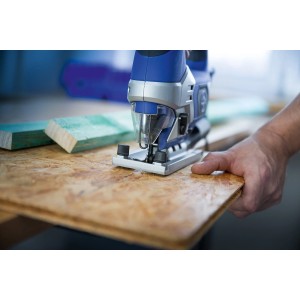 Wyrzynarka LUX z brzeszczotem do drewna (75 mm) w użyciu na płycie drewnianej.