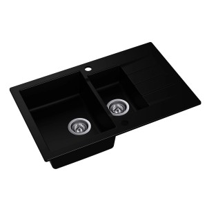 Czarny zlewozmywak granitowy t.b.t. z dwiema komorami i ociekaczem.