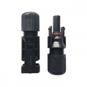 Zbliżenie czarnego złącza t.b.t. do systemów fotowoltaicznych.