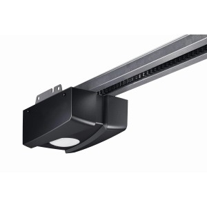 Zbliżenie napędu bramy garażowej z szyną.