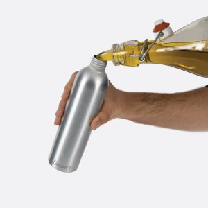 Napełnianie srebrnej butelki na olej Grillpro, akcesorium do grilla i BBQ.