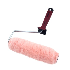 Wałek malarski t.b.t. z czerwonym uchwytem do farb ściennych.