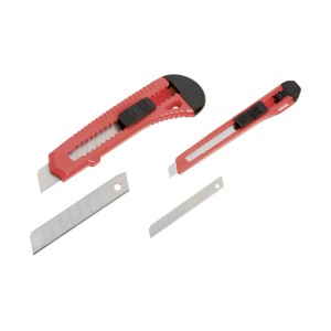 4-częściowy zestaw noży z dwoma nożami z ostrzem łamanym (18 mm i 9 mm) i zapasowymi ostrzami.