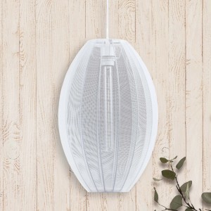 Biała lampa wisząca t.b.t. z delikatnym abażurem na tle drewnianej ściany.