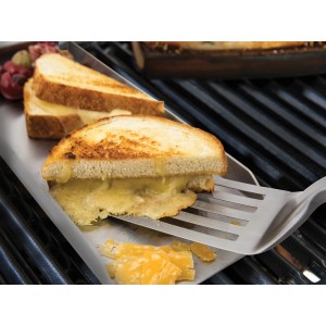 Tosty z serem na płycie grillowej z łopatką. Akcesoria do grilla.