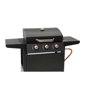 Czarny grill gazowy t.b.t. z trzema palnikami i półkami bocznymi.