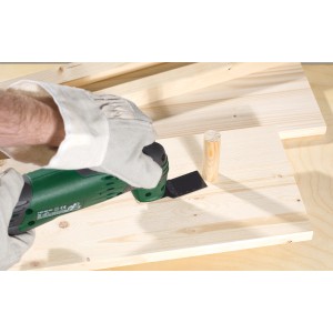 Brzeszczot do cięcia wgłębnego LUX 32,5 mm używany z narzędziem wielofunkcyjnym do cięcia drewna.